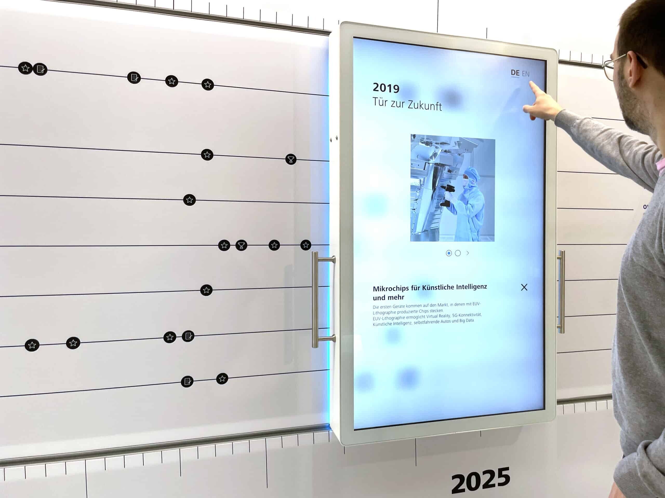 verschiebbarer Touchscreen präsentiert interaktiv die Innovationsgeschichte von Zeiss