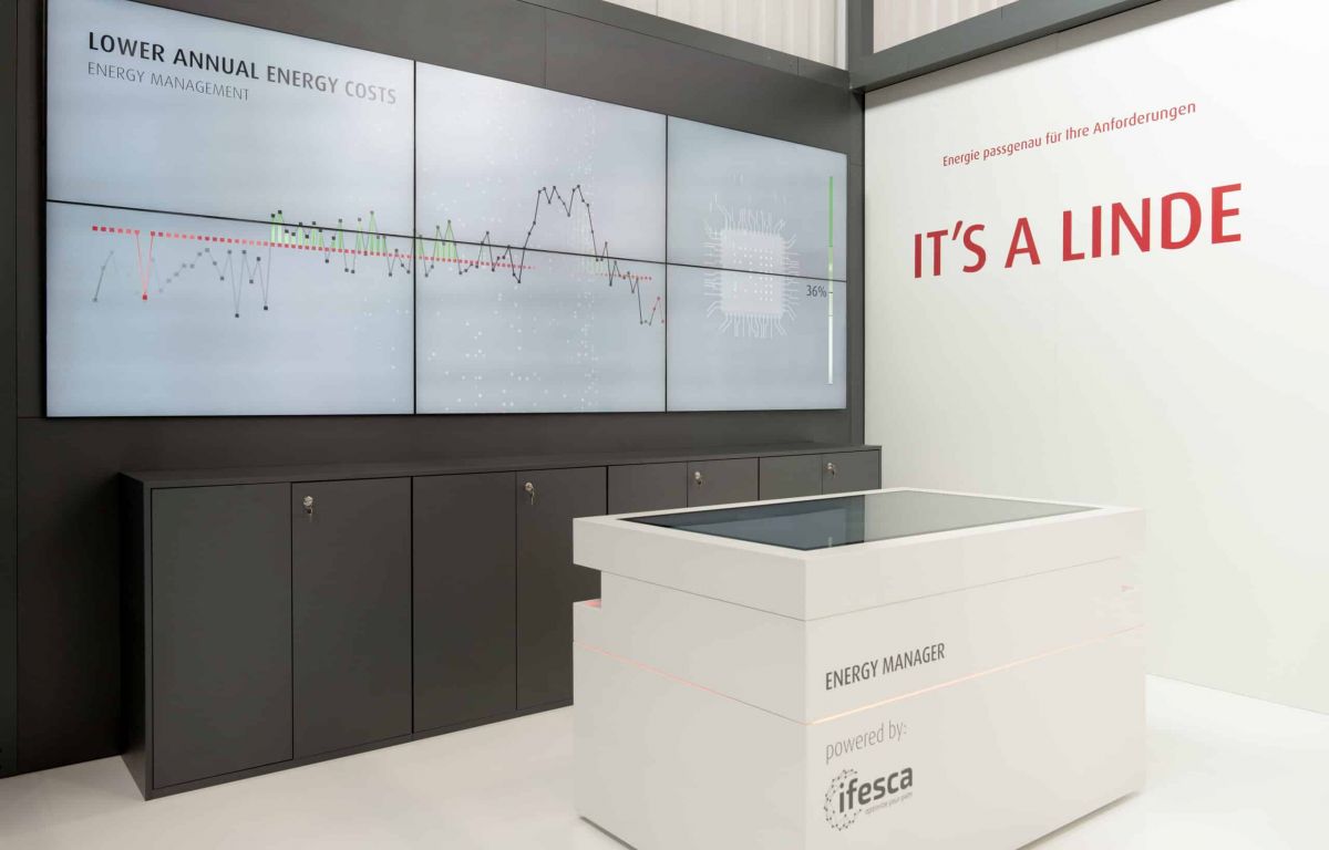 Energiemanager auf interaktivem Multitouch-Tisch - Screen-Wall zeigt Auswirkungen auf Energieprognose und Energiekosten in Echtzeit