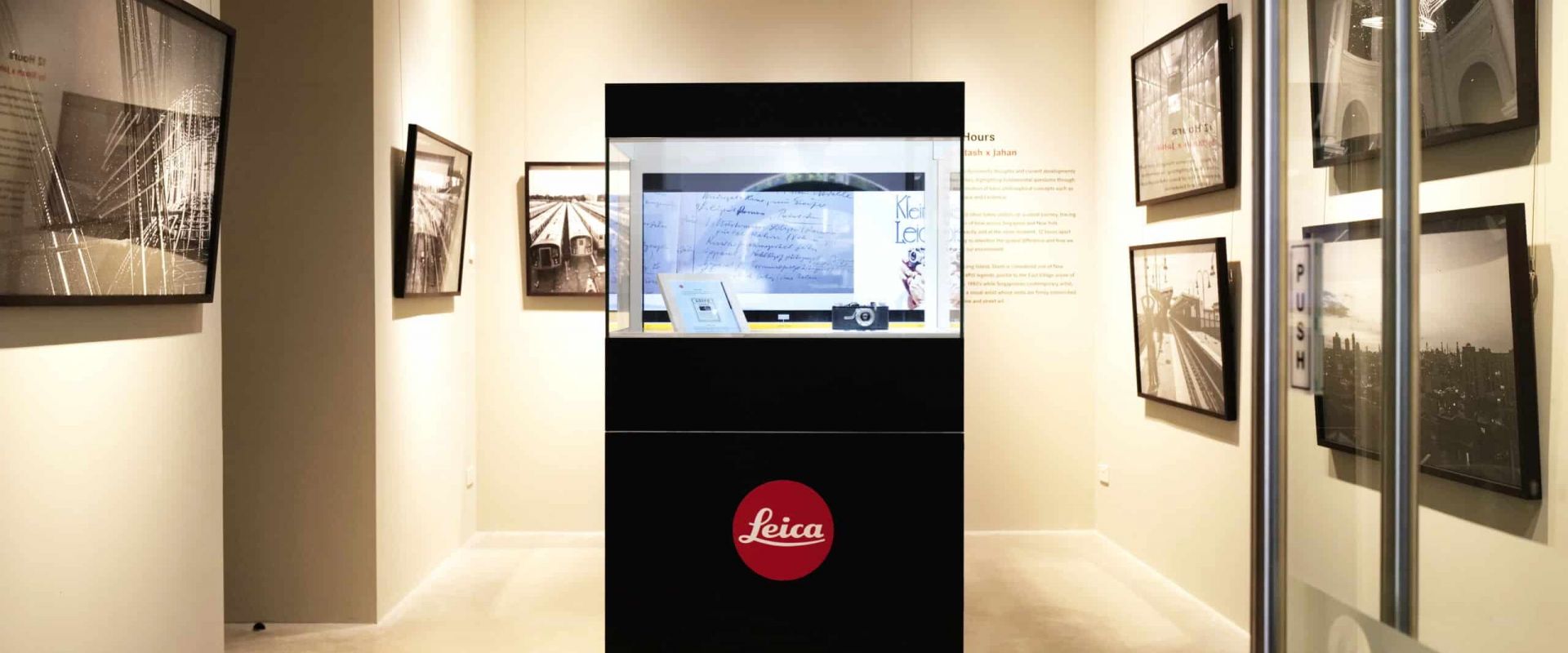 Interactive showcase for high-quality cameras from Leica