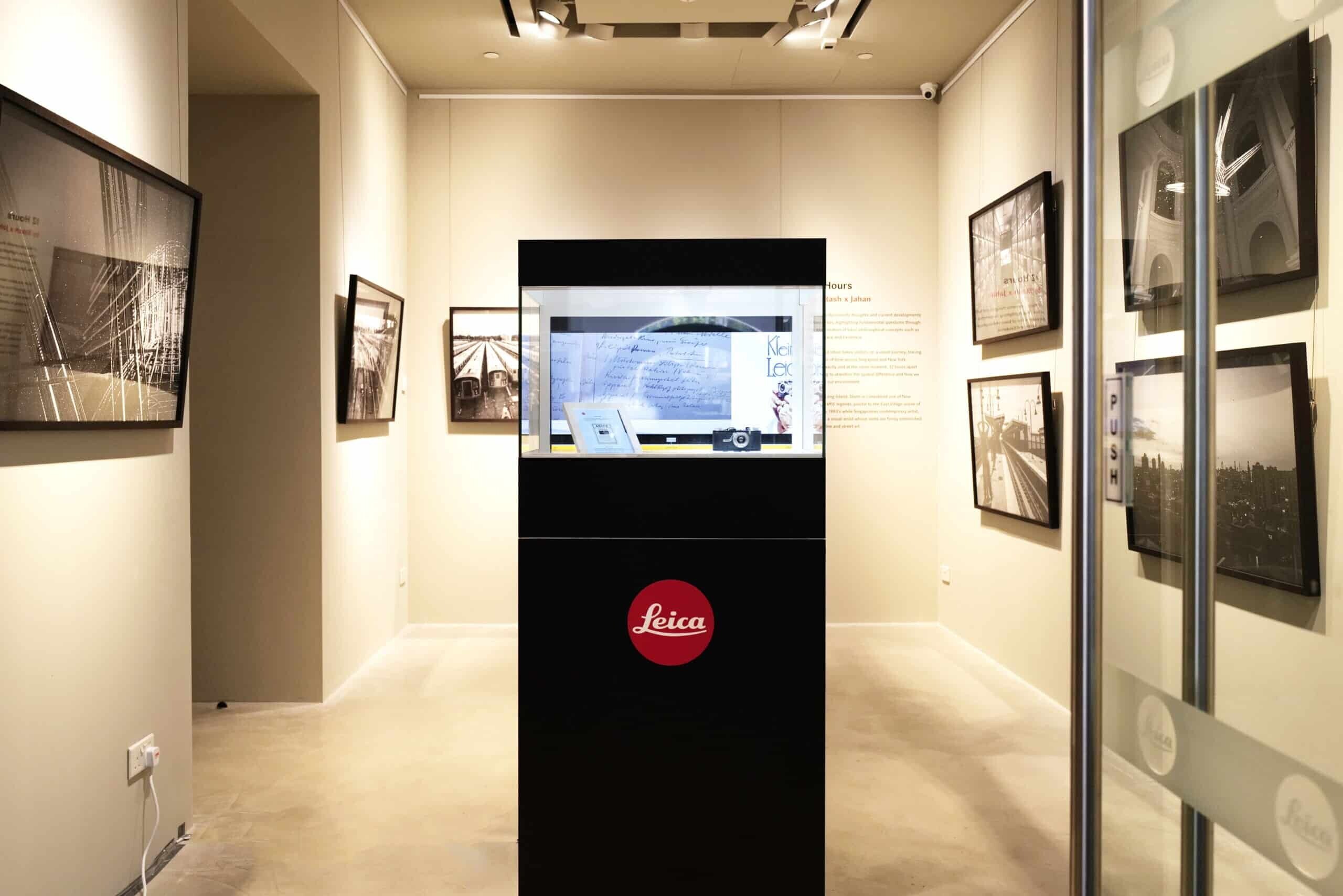 Interaktive Vitrine für hochwertige Kameras von Leica