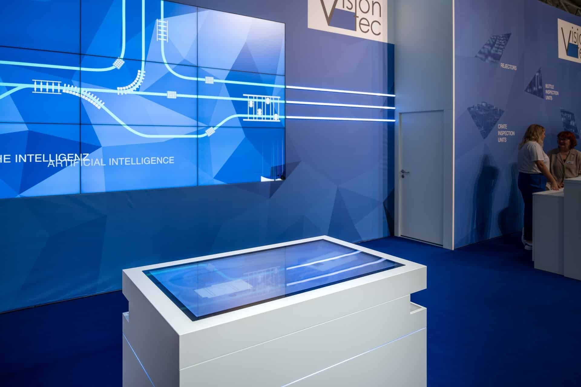 Präsentation Getränkeindustrie mit Multitouch Tisch und Bildschirmwand auf interaktivem Messestand