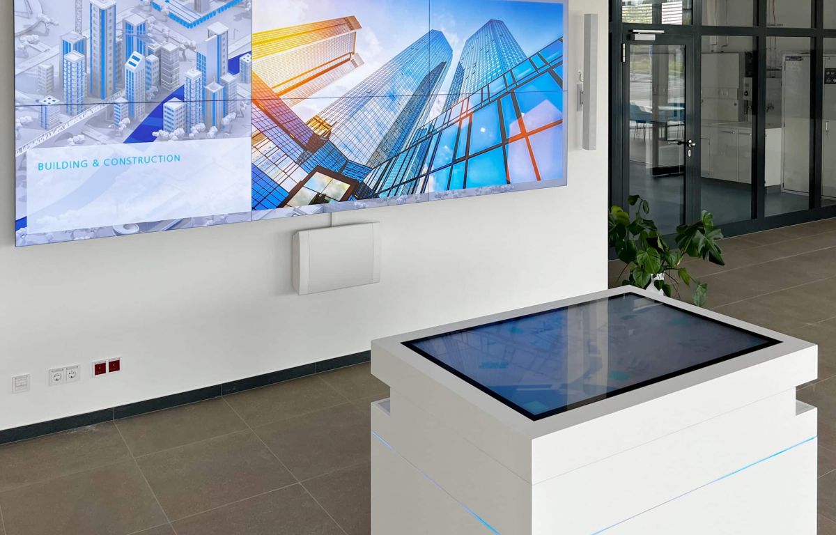 Interactive company presentations with screen wall and touch table in Daikin showroom