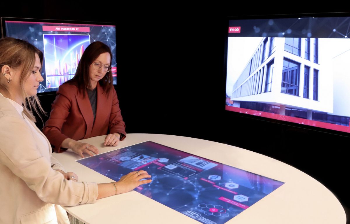 User im digitalen Showroom am Multitouch Tisch