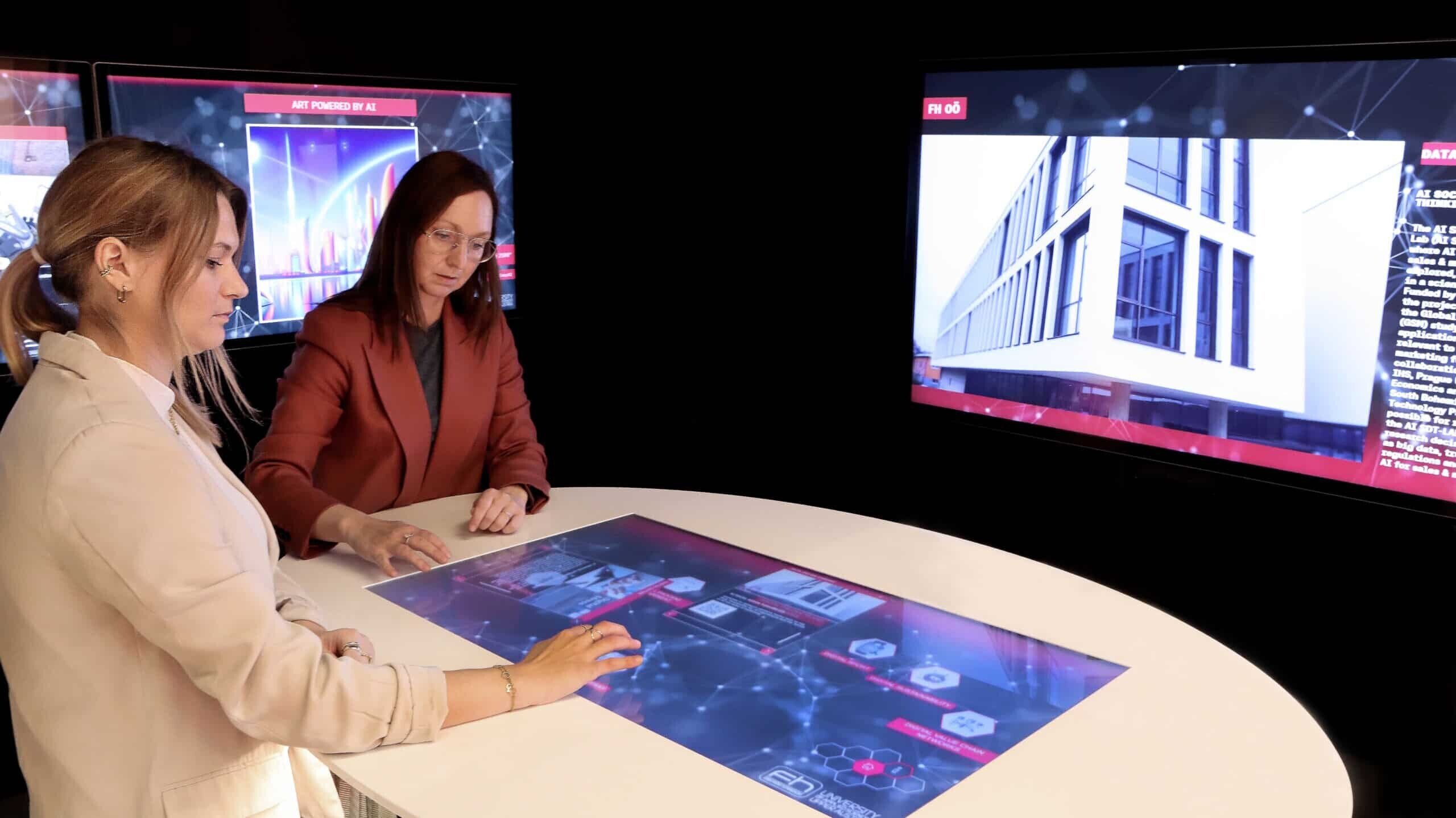 User im digitalen Showroom am Multitouch Tisch