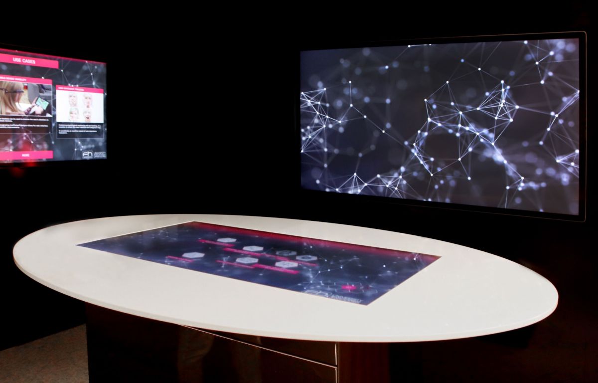 Multitouch table with individual presentation software on the subject of digitization