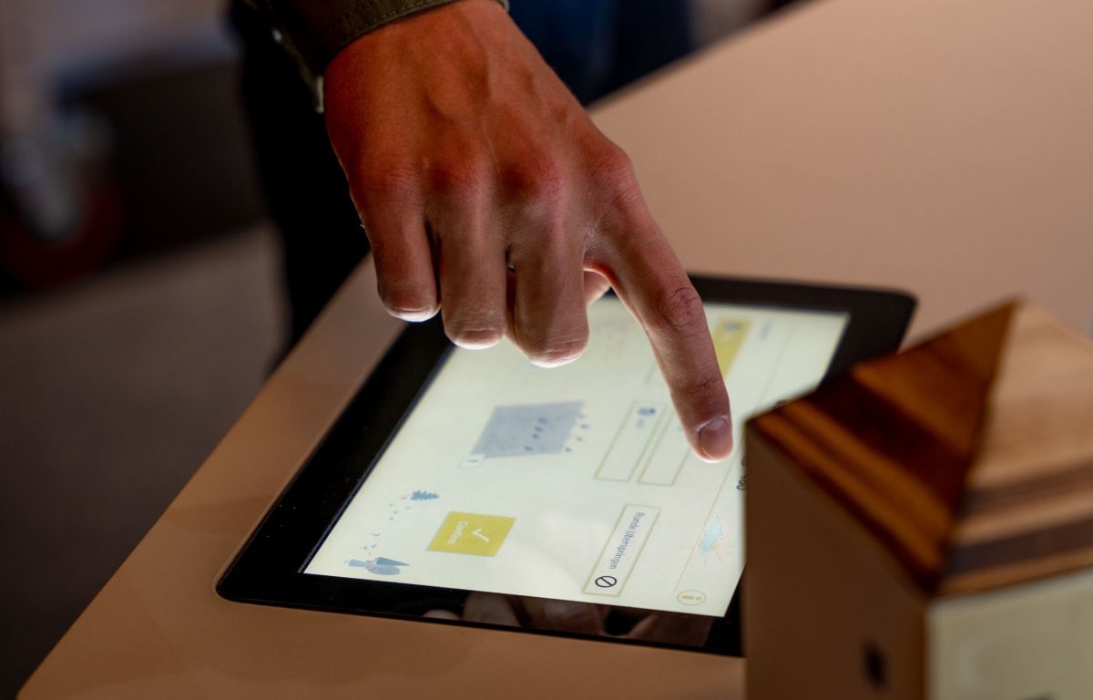 Touch screen in the exhibit game table