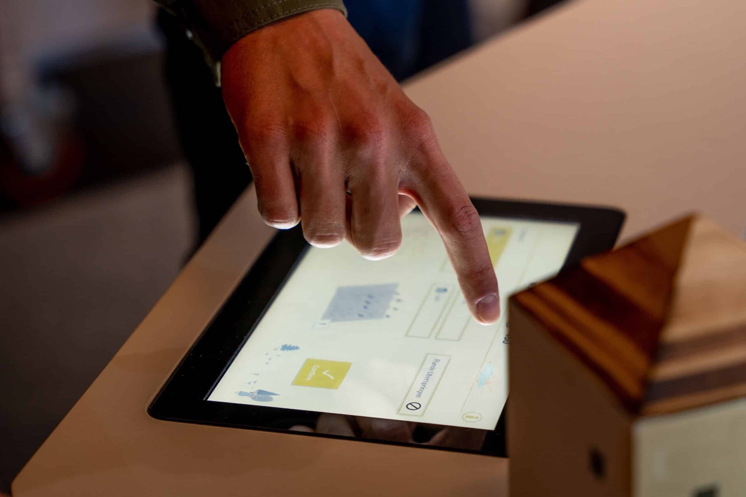 Touch screen in the exhibit game table