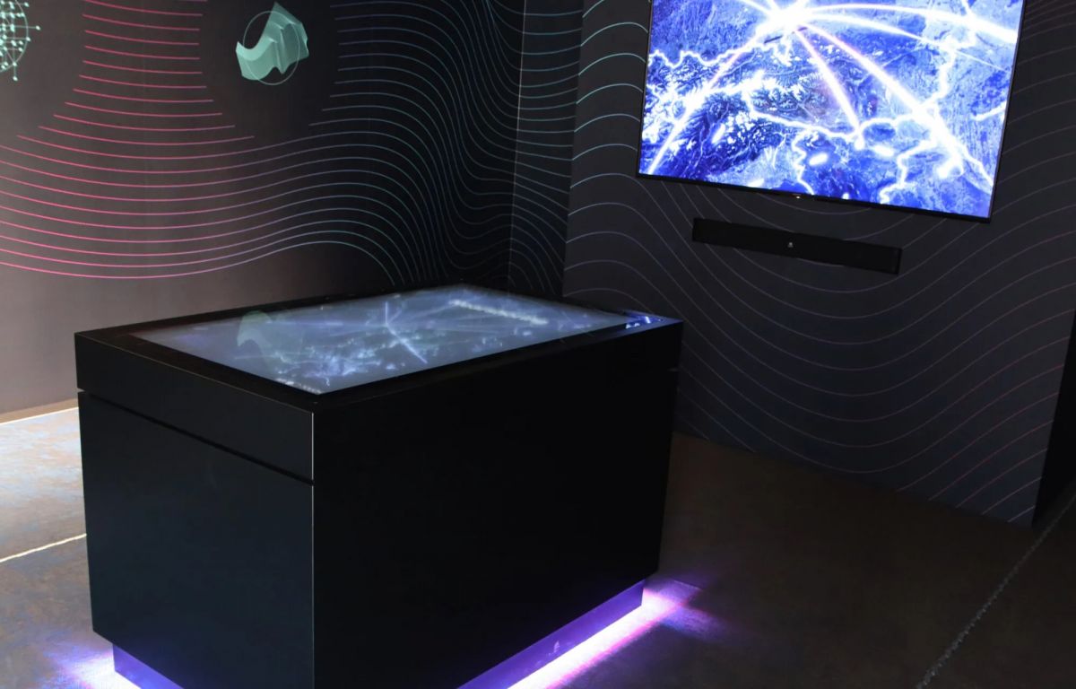 Multitouch-Tisch mit angeschlossener Monitorwand in Unternehmensausstellung