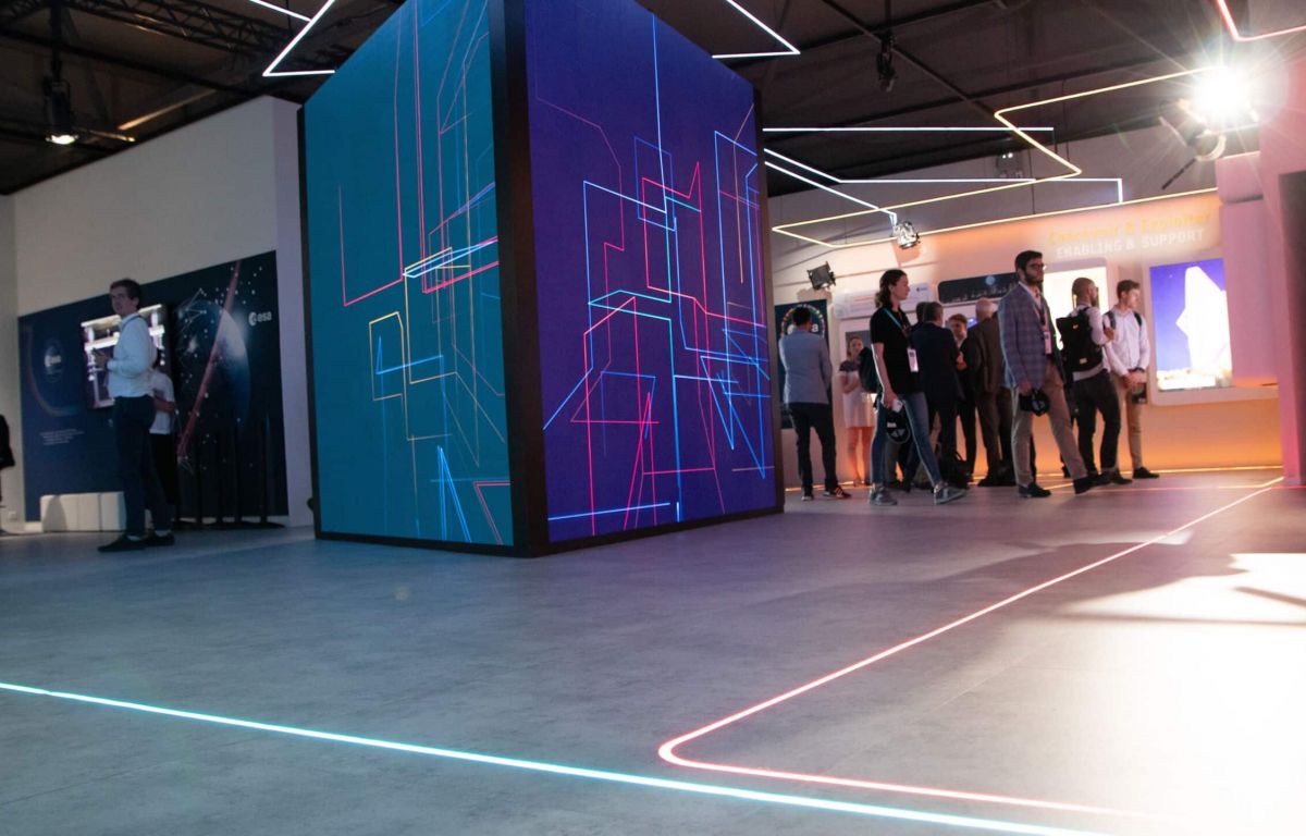The visual centerpiece of the interactive booth was realized with large-scale LED walls