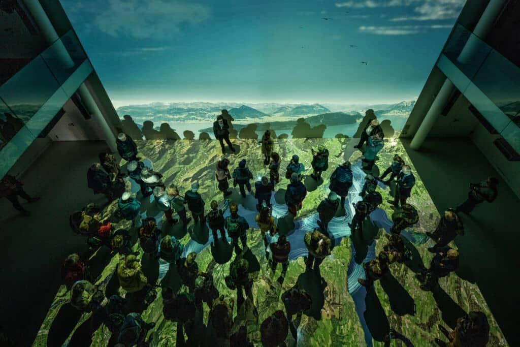 The lake and the surrounding landscape are projected animated on the floor from the bird's eye view