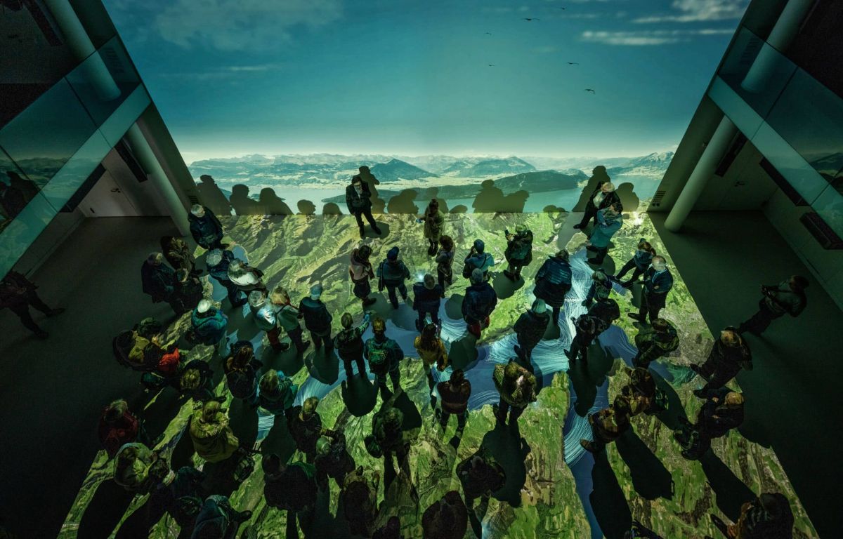 The lake and the surrounding landscape are projected animated on the floor from the bird's eye view