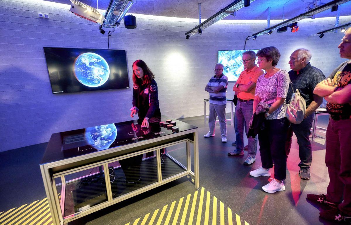 multimediales Besucherzentrum „Space Eye“ - Multitouch-Tisch mit Objekterkennung