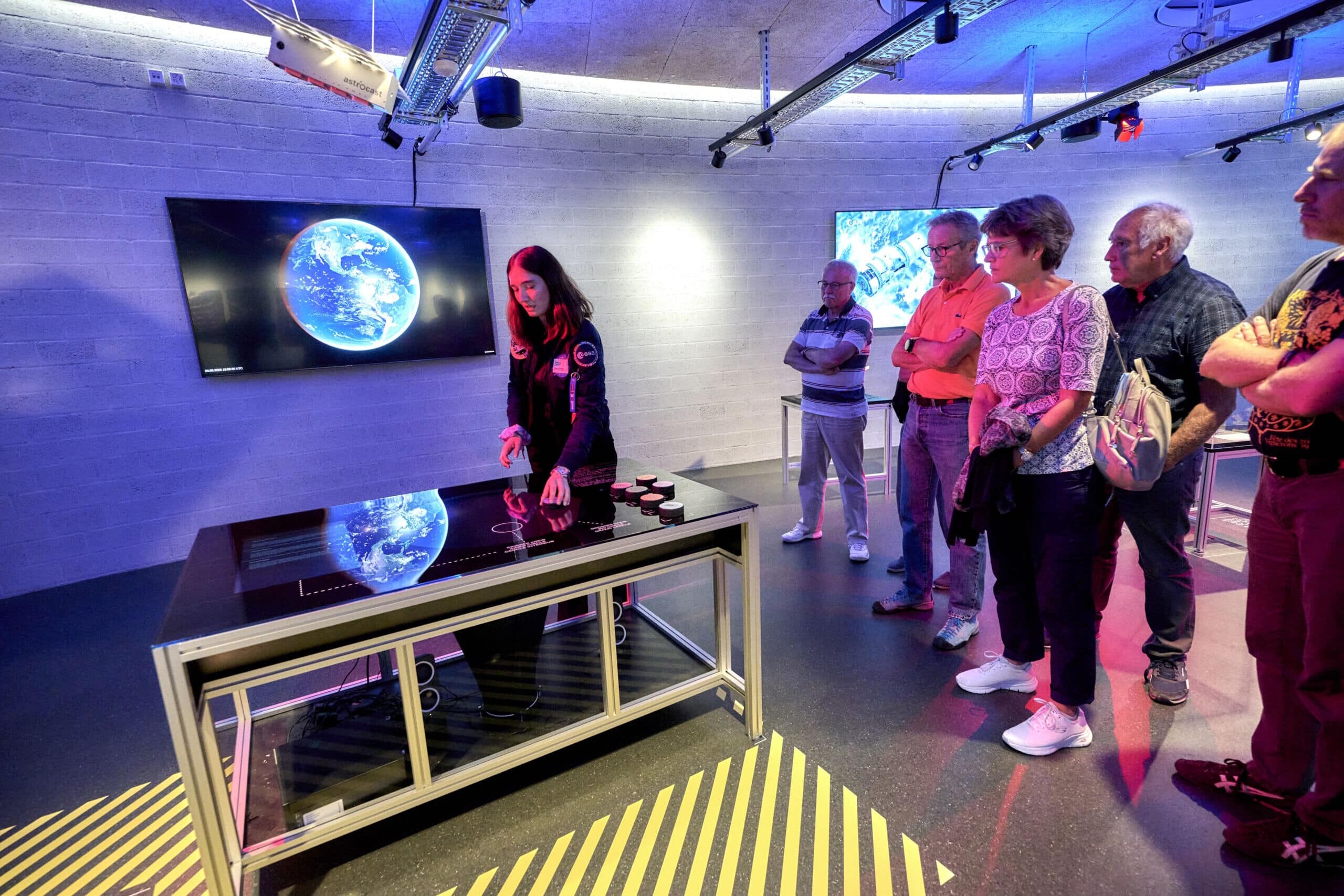 multimediales Besucherzentrum „Space Eye“ - Multitouch-Tisch mit Objekterkennung