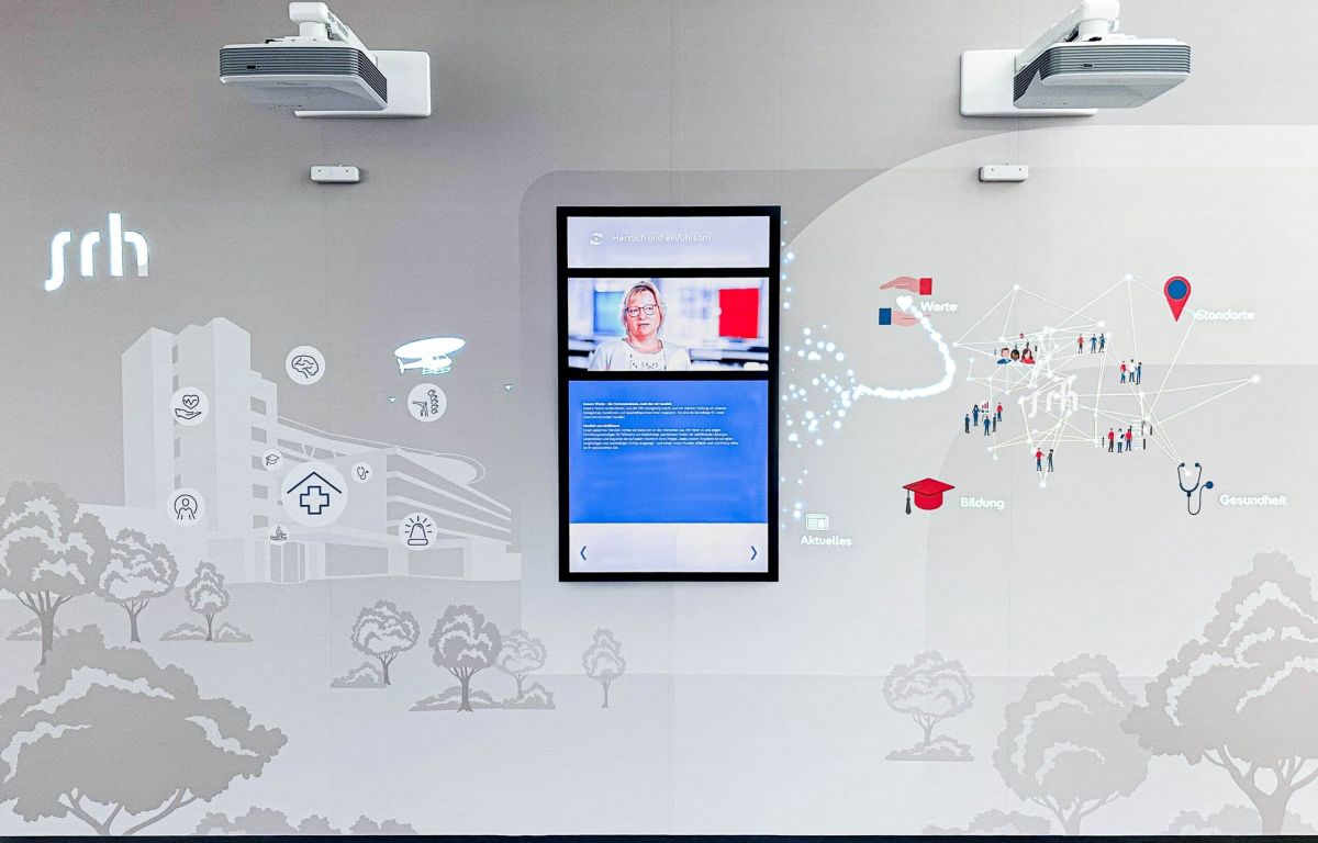 Interaktive Wand bestehend aus Projektoren und Touchscreen in einer SRH Klinik