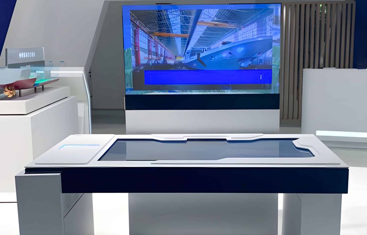 Multitouch-Tisch mit transparentem Screen am interaktiven Messestand von Rolls-Royce Power Systems