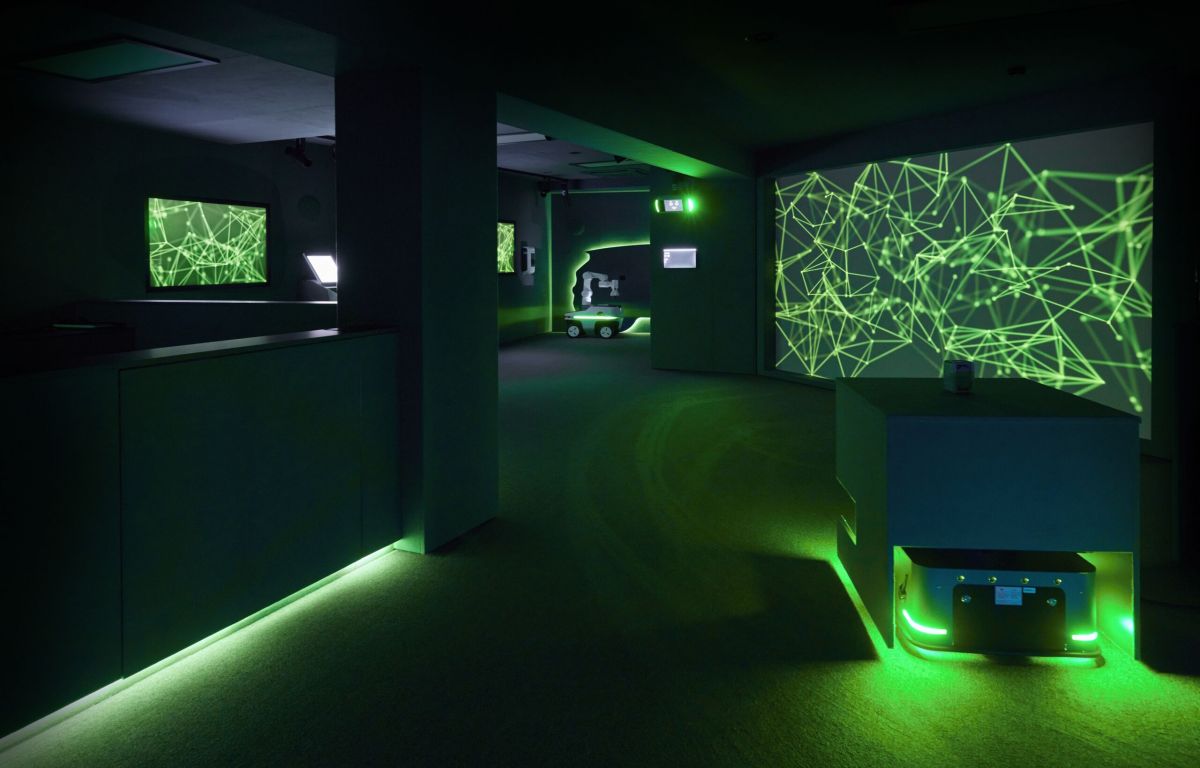 AGVs bauen im digitalen Showroom die Ausstellung individuell auf