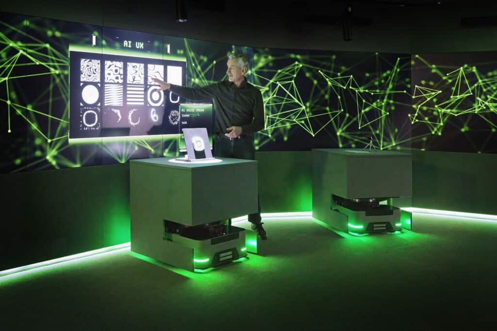 Innovation Space Showroom mit KEBA AGVs vor Screen-Wand