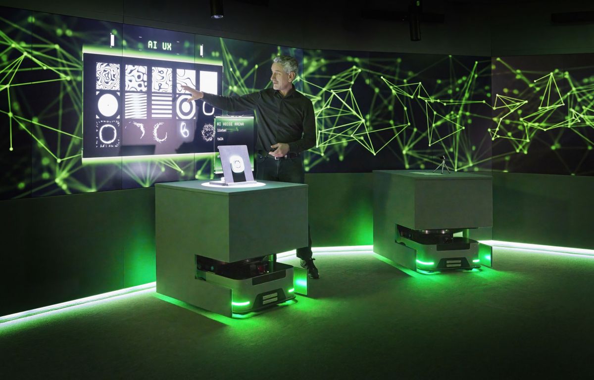 Innovation Space Showroom mit KEBA AGVs vor Screen-Wand