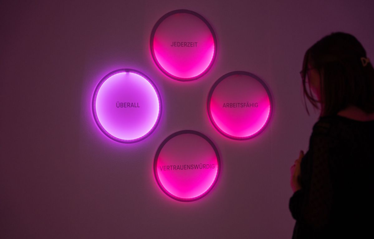 Interactive light installation with LEDs in the showroom