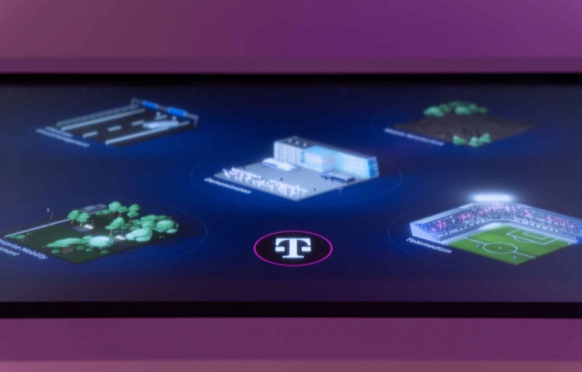 Touchscreen-Table mit Multitouch Präsentationssoftware im Showroom