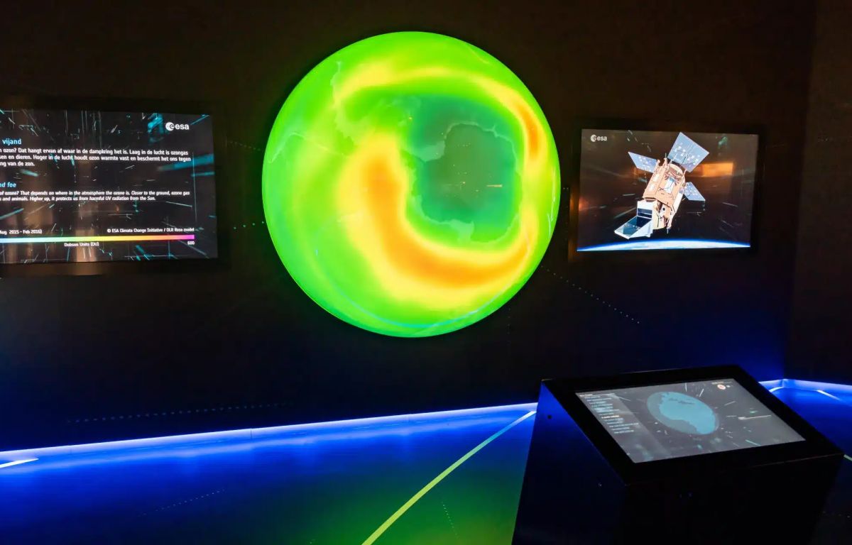 Interactive projection globe for displaying satellite data